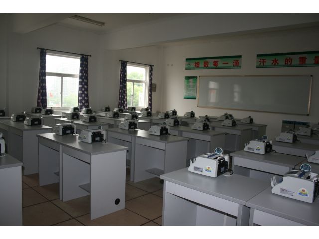 杭州市蕭山第二中等職業(yè)學(xué)校點鈔機實訓(xùn)室一角.